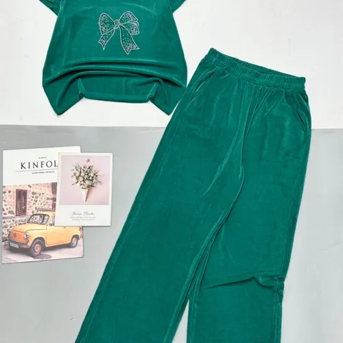 Họa tiết nơ tạo điểm nhấn cho nhóm đồ bộ nữ