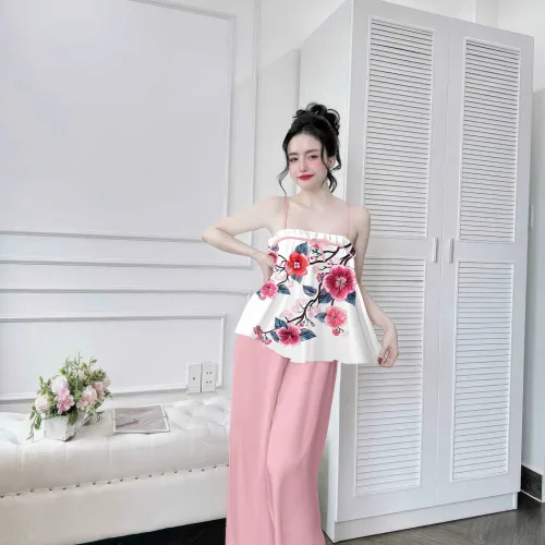 Mẫu quần đùi cho nhóm khách thích điểm nhấn nữ tính
