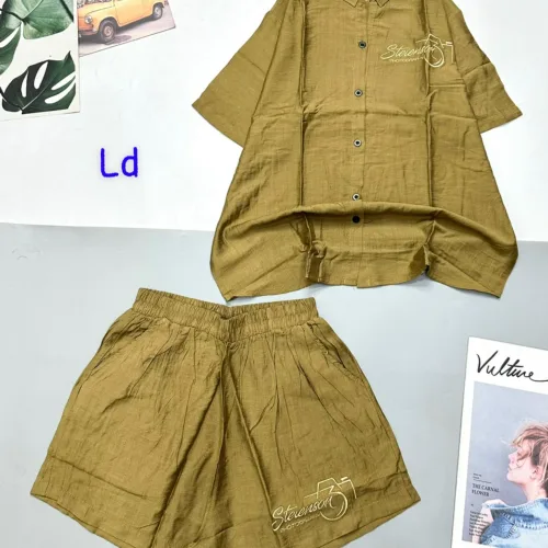 Áo sơ mi màu trơn cho khách chuộng sự dễ phối
