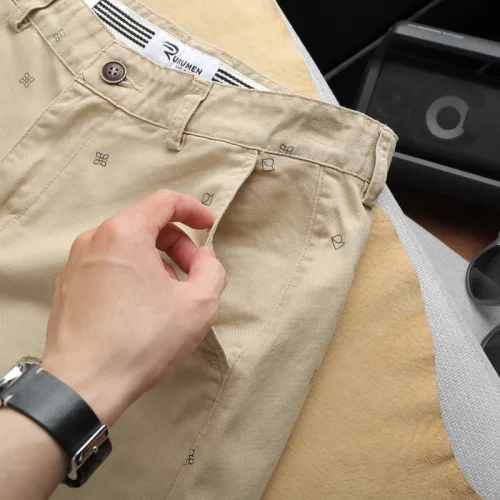 Quần short nam kaki co giãn Rurumen họa tiết nhí QB415