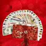 Bộ 52 tờ tiền giấy sưu tập từ 28 quốc gia kèm túi lì xì trưng bày