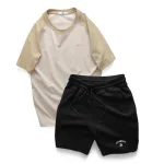 Bộ thể thao nam phối màu, áo thêu chữ và quần short logo