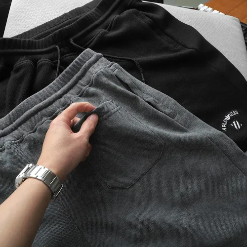 Bộ thể thao nam phối màu, áo thêu chữ và quần short logo