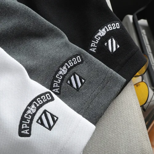 Bộ thể thao nam phối màu, áo thêu chữ và quần short logo