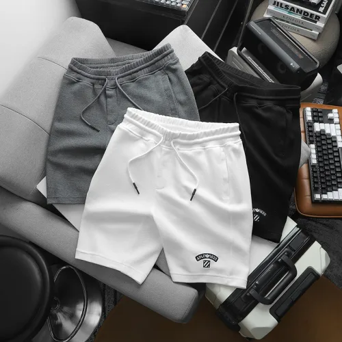 Bộ thể thao nam phối màu, áo thêu chữ và quần short logo