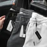 Bộ thể thao nam phối màu, áo thêu chữ và quần short logo