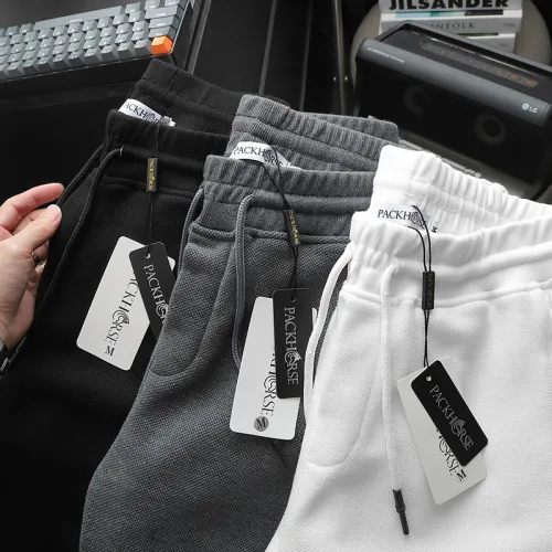 Bộ thể thao nam phối màu, áo thêu chữ và quần short logo