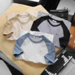 Bộ thể thao nam phối màu, áo thêu chữ và quần short logo