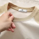 Bộ thể thao nam phối màu, áo thêu chữ và quần short logo