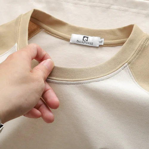 Bộ thể thao nam phối màu, áo thêu chữ và quần short logo