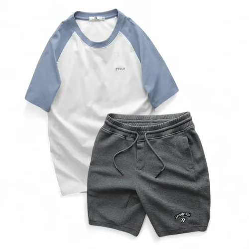 Bộ thể thao nam phối màu, áo thêu chữ và quần short logo