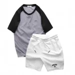 Bộ thể thao nam phối màu, áo thêu chữ và quần short logo