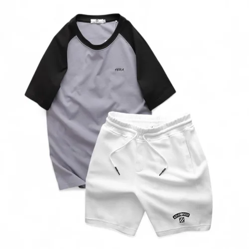 Bộ thể thao nam phối màu, áo thêu chữ và quần short logo