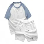 Bộ thể thao nam phối màu, áo thêu chữ và quần short logo