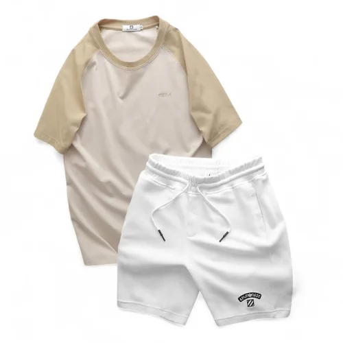 Bộ thể thao nam phối màu, áo thêu chữ và quần short logo