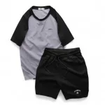 Bộ thể thao nam phối màu, áo thêu chữ và quần short logo