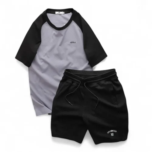 Bộ thể thao nam phối màu, áo thêu chữ và quần short logo