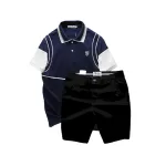 Bộ nam Pack Horse gồm áo thun polo thêu nổi logo, in chữ Trinity và short kaki