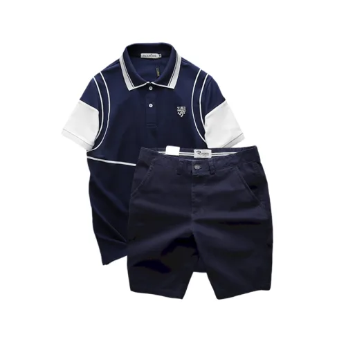 Bộ nam Pack Horse gồm áo thun polo thêu nổi logo, in chữ Trinity và short kaki
