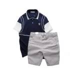 Bộ nam Pack Horse gồm áo thun polo thêu nổi logo, in chữ Trinity và short kaki