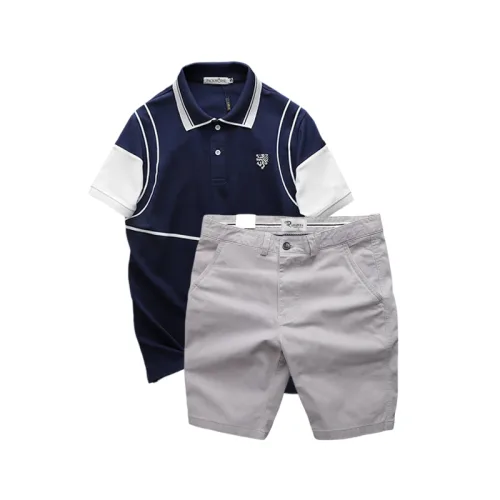 Bộ nam Pack Horse gồm áo thun polo thêu nổi logo, in chữ Trinity và short kaki