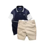 Bộ nam Pack Horse gồm áo thun polo thêu nổi logo, in chữ Trinity và short kaki