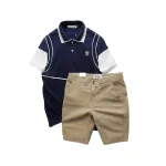 Bộ nam Pack Horse gồm áo thun polo thêu nổi logo, in chữ Trinity và short kaki