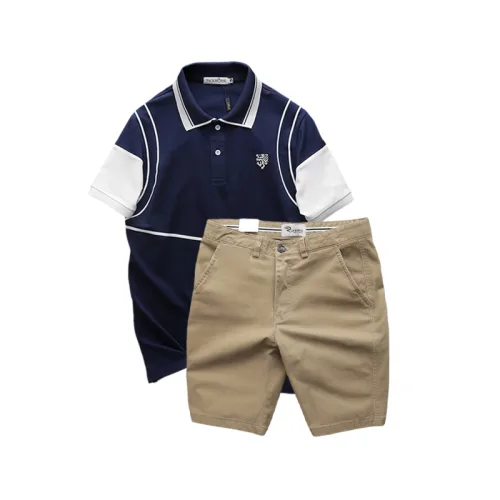 Bộ nam Pack Horse gồm áo thun polo thêu nổi logo, in chữ Trinity và short kaki