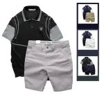 Bộ nam Pack Horse gồm áo thun polo thêu nổi logo, in chữ Trinity và short kaki