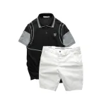 Bộ nam Pack Horse gồm áo thun polo thêu nổi logo, in chữ Trinity và short kaki