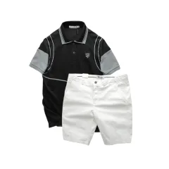 Bộ nam Pack Horse gồm áo thun polo thêu nổi logo, in chữ Trinity và short kaki