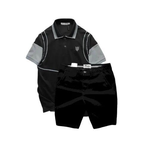 Bộ nam Pack Horse gồm áo thun polo thêu nổi logo, in chữ Trinity và short kaki