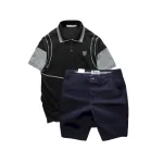 Bộ nam Pack Horse gồm áo thun polo thêu nổi logo, in chữ Trinity và short kaki