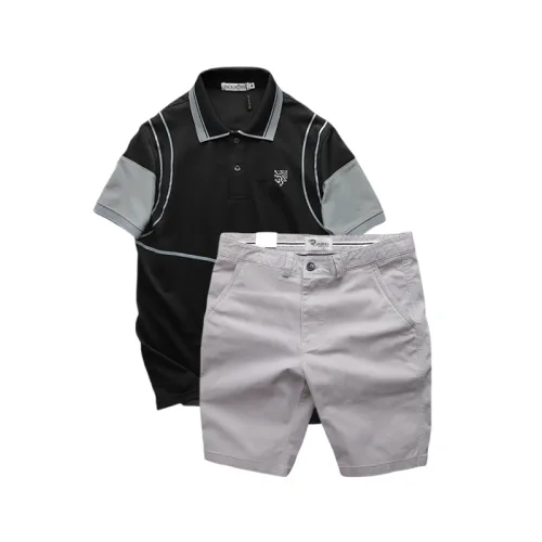 Bộ nam Pack Horse gồm áo thun polo thêu nổi logo, in chữ Trinity và short kaki