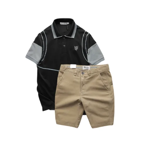 Bộ nam Pack Horse gồm áo thun polo thêu nổi logo, in chữ Trinity và short kaki