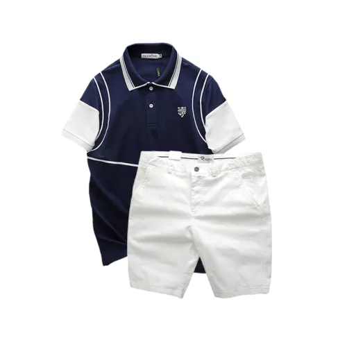 Bộ nam Pack Horse gồm áo thun polo thêu nổi logo, in chữ Trinity và short kaki
