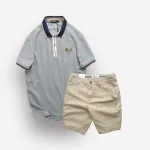 Bộ nam áo thun polo cổ bẻ logo chữ Rears phối quần short kaki in họa tiết