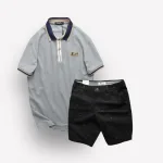 Bộ nam áo thun polo cổ bẻ logo chữ Rears phối quần short kaki in họa tiết