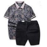Bộ nam áo thun polo cổ bẻ in chữ phối quần short kaki lưng thun