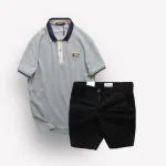 Bộ đồ nam Rears gồm áo thun polo cổ bẻ logo chữ và quần short kaki