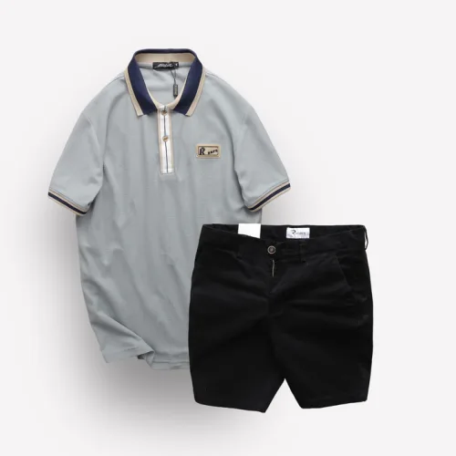 Bộ đồ nam Rears gồm áo thun polo cổ bẻ logo chữ và quần short kaki