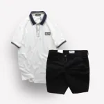 Bộ đồ nam Rears gồm áo thun polo cổ bẻ logo chữ và quần short kaki