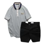 Bộ đồ nam Rears gồm áo thun polo cổ bẻ logo chữ và quần short kaki