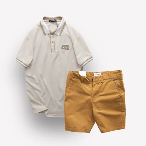 Bộ đồ nam Rears gồm áo thun polo cổ bẻ logo chữ và quần short kaki
