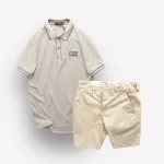Bộ đồ nam Rears gồm áo thun polo cổ bẻ logo chữ và quần short kaki