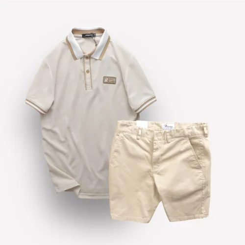 Bộ đồ nam Rears gồm áo thun polo cổ bẻ logo chữ và quần short kaki
