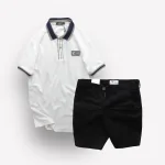 Bộ đồ nam Rears gồm áo thun polo cổ bẻ logo chữ và quần short kaki