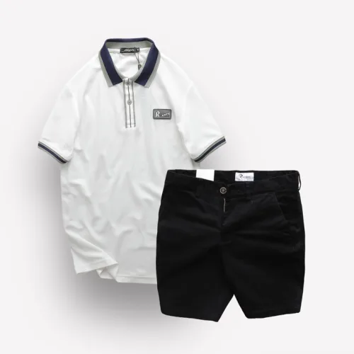 Bộ đồ nam Rears gồm áo thun polo cổ bẻ logo chữ và quần short kaki