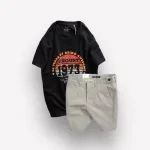 Bộ đồ nam áo thun cổ tròn in 1973 và quần short kaki phối cúc