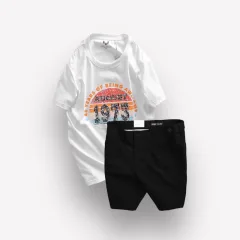 Bộ đồ nam áo thun cổ tròn in 1973 và quần short kaki phối cúc